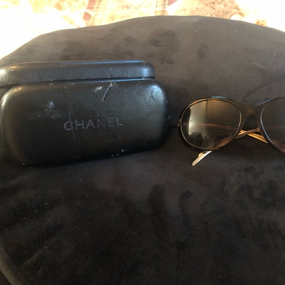 Nwot gorgeous Chanel oversized sunglasses with hard case. See others at $850 - Picture 3 of 5